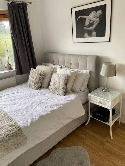 Newly painted double room very light & park views Main Photo