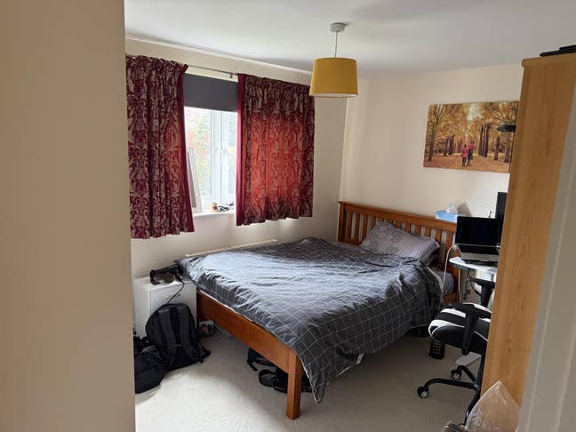 Double Room in 3-Bed Flat (Available 1 May) Main Photo
