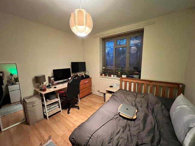 Urgent: Room for rent.  Main Photo