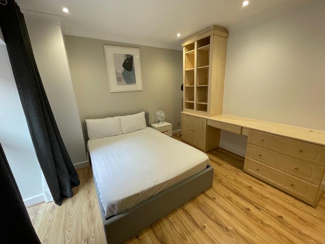 Stunning 3 bed north of river  Main Photo