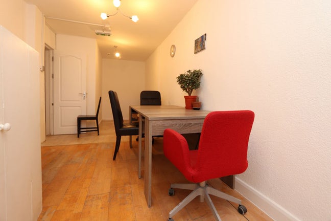 Large Rooms- Living Room & Garden! 3 Mins to Tube Main Photo