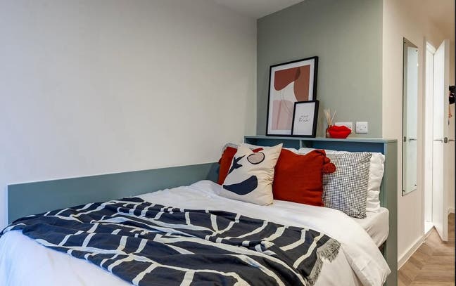 Modern En-suite Near City Centre (students-only) Main Photo