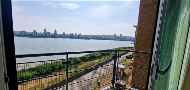 Bright Double Room in River-Facing Flat E16 Main Photo