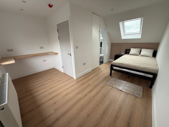 6 x Double rooms available in refurbished house Main Photo