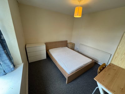 Good Sized Room, Council Tax and Bills included  Main Photo