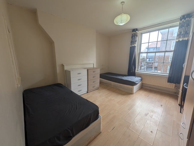 Double+Single/All Bills Included/Furnished@Shadwel Main Photo