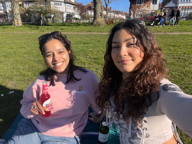 Clean professionals and cats looking for buddy-up  Main Photo