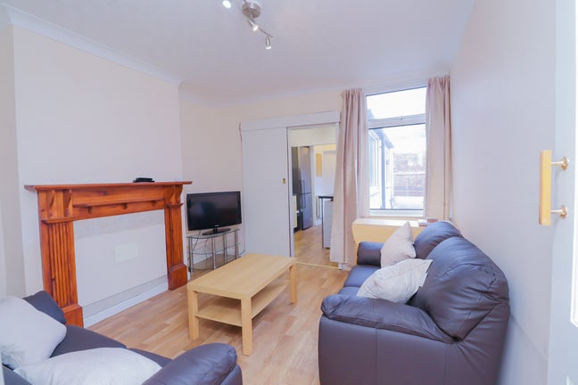 4 Bed House in West End - 1 Double Available Main Photo