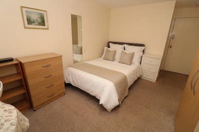 Best Deal in E14 - Limited Time Offer Main Photo