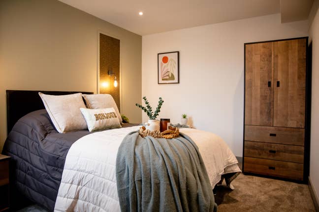 Fantastic large double bedroom with en-suite  Main Photo