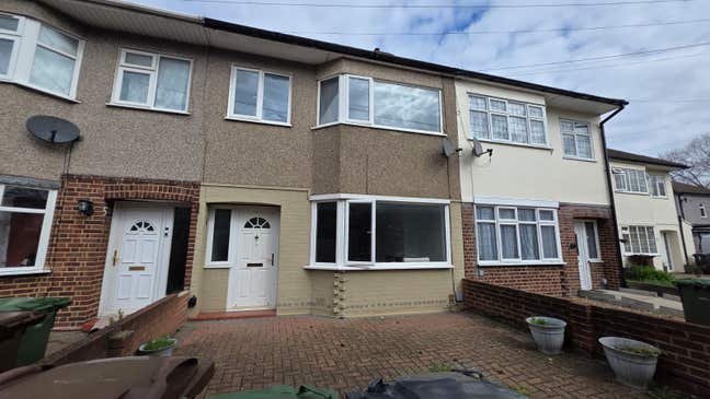 ✨ Renovated 4‑Bedroom Terraced Home in Dagenham Main Photo