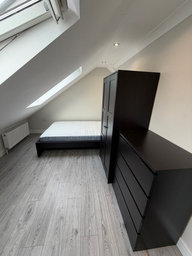 Double Bedroom including Bills + private bathroom Main Photo
