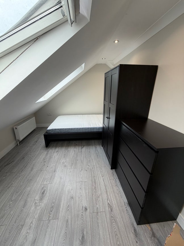 Double Bedroom including Bills + private bathroom Main Photo