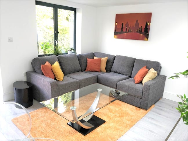 Lovely bright, double bedroom available Main Photo