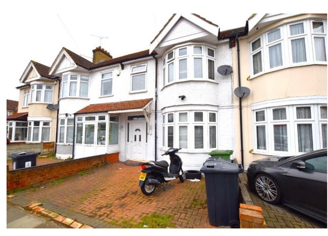 Mum with 2 young children Main Photo