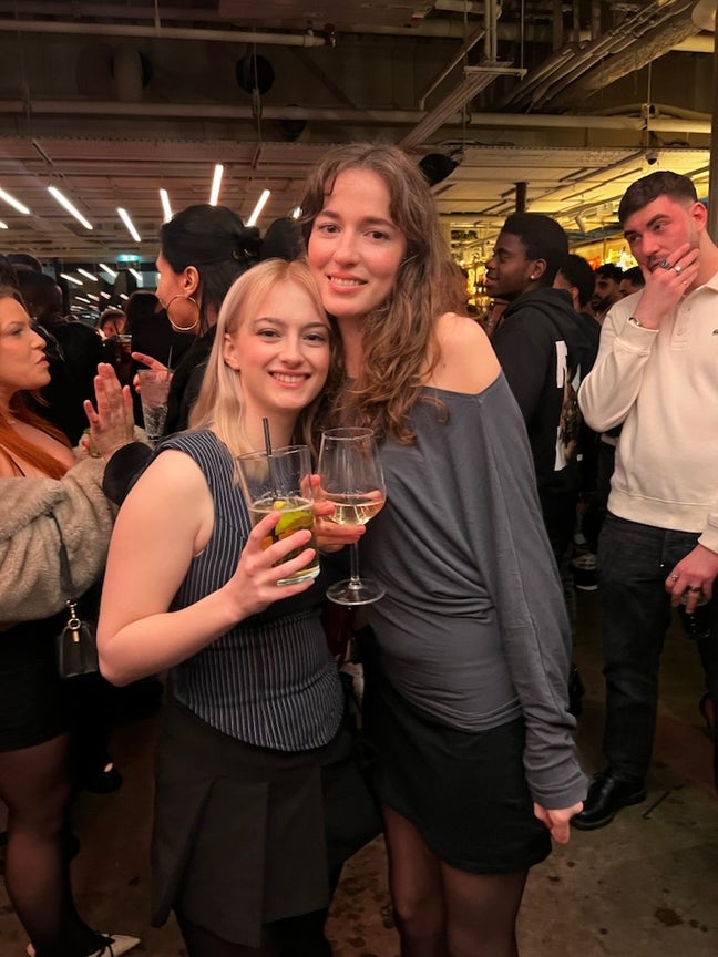 Looking for 1-2 female flatmates! Main Photo