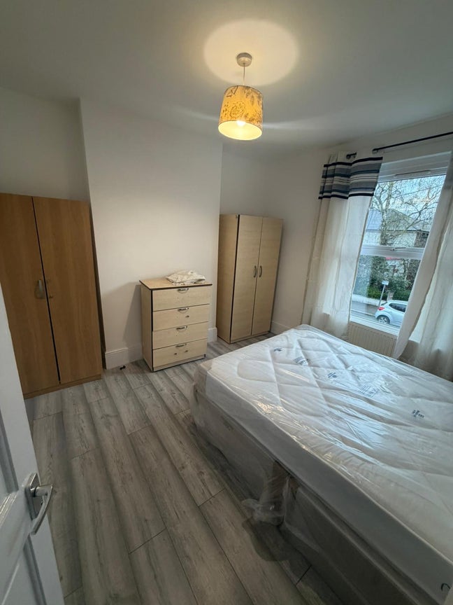 Spacious Double room Available-3min to Manorpark  Main Photo