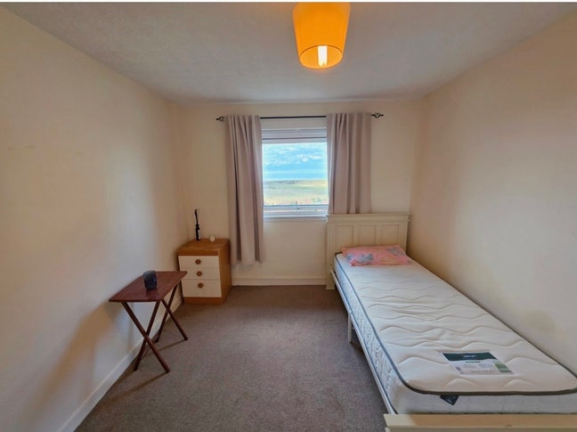 Private room for rent (private parking , bills in) Main Photo