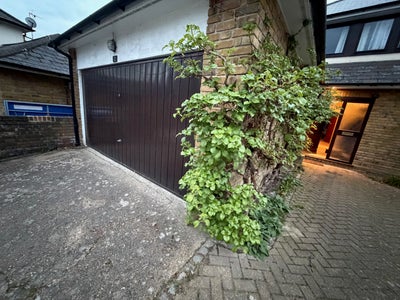 Double bedroom in detached 4 bed house Main Photo