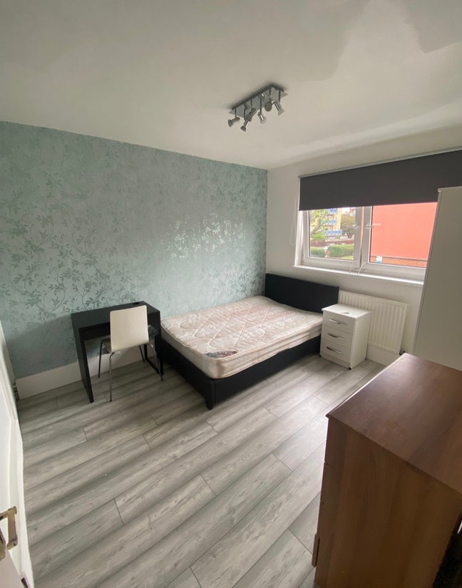 4-Bed house with shared garden E1 5QN Main Photo