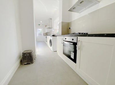 Large Ensuite Room in Hounslow West TW5!  Main Photo