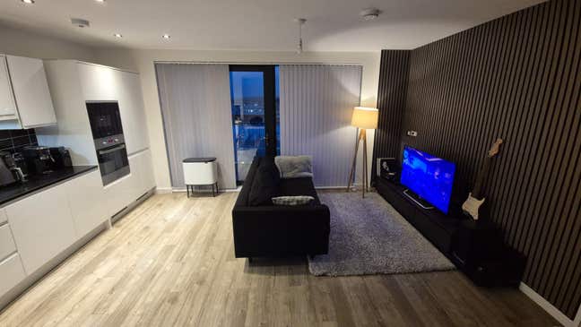 Modern 1 Bed with Balcony & London Views Main Photo