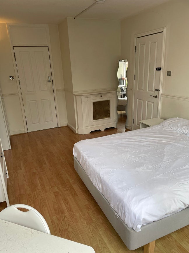 Very large room w/own patio in St John’s Wood Main Photo