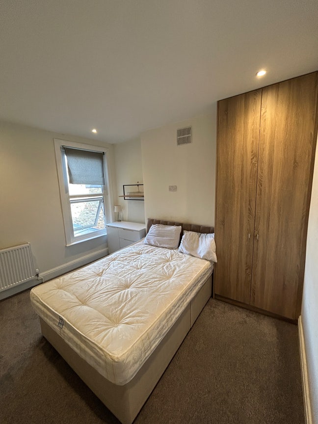 Large double room in friendly house  Main Photo