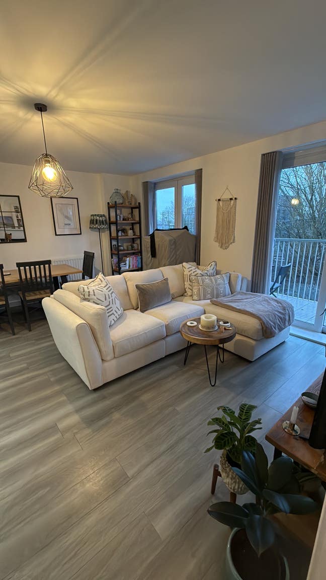 City flat with gym and concierge, 2 min to station Main Photo