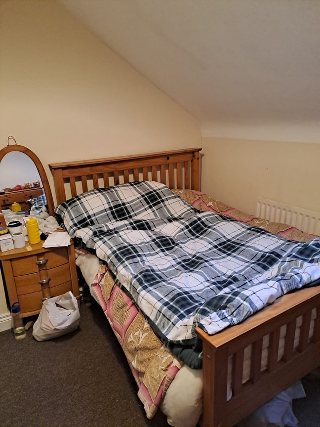 1 Room available in a 5-bed house  Main Photo