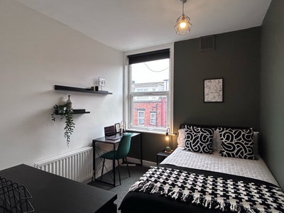 Woodhouse Bedroom - Bills & Cleaner Incl Main Photo