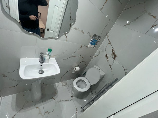 En-Suite/Double Room's Next to Hainault Station  Main Photo