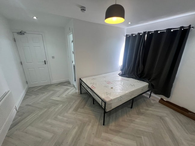 En-Suite/Double Room's Next to Hainault Station  Main Photo