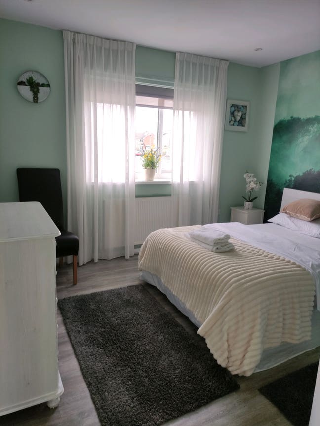 Bright Room in Heald Green – All Bills Included! Main Photo