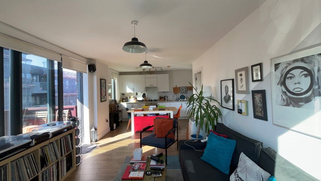 Bright room, big living room, only 1 flatmate Main Photo