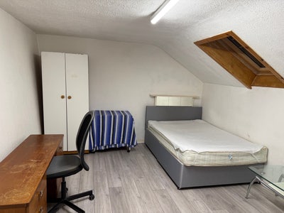 Bedrooms Very Near Ibrox Underground Station Main Photo