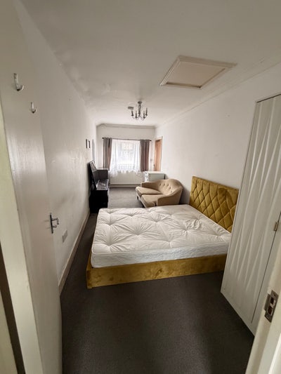 En-suite room in Redbridge  Main Photo