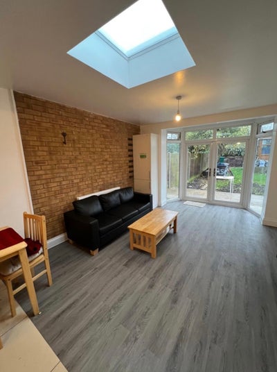 2 Lovely Rooms Available in the Same Property Main Photo