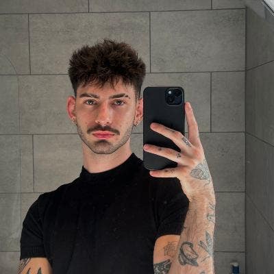 Professional Male seeks a double room  Main Photo