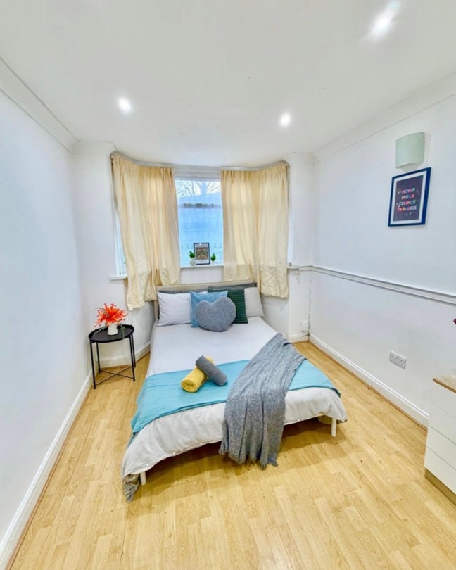 Well Located Double Room Close to Tube Station Main Photo