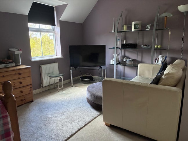 Double Room in a clean professional 3 Storey House Main Photo