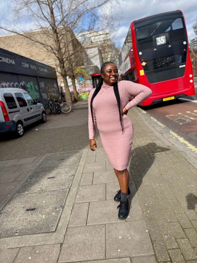 I am a professional female aged 32. I am look... Main Photo