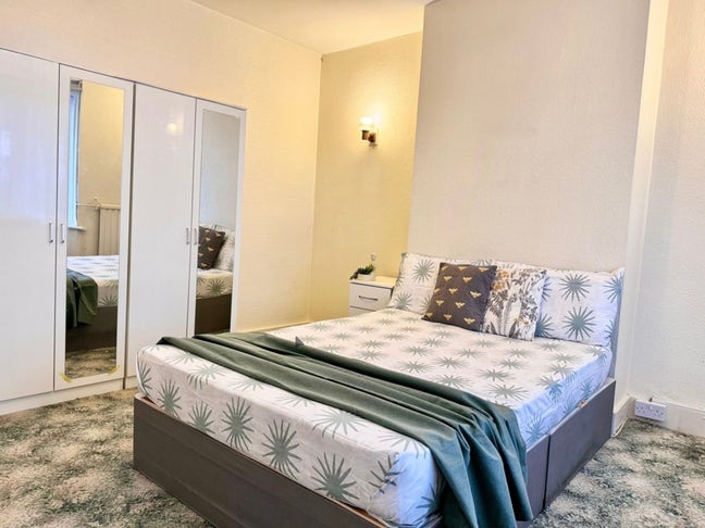 Massive Double Room in Wembley HA9 6 Main Photo