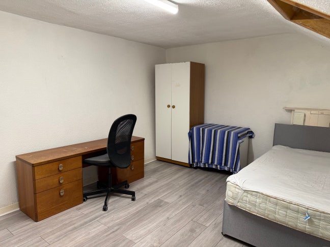 Bedrooms Very Near Ibrox Underground Station Main Photo