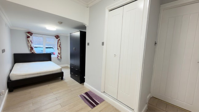The huge en-suite in colindale Main Photo