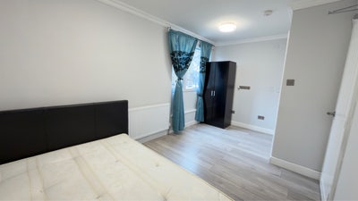 The huge en-suite in colindale Main Photo