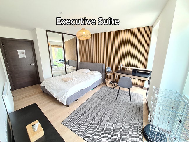 Station Square En-suite room in 2 bedroom flat Main Photo