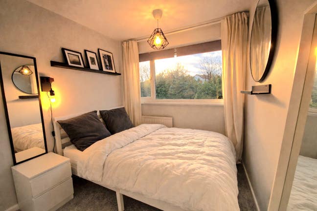 Lovely room just off Street Lane Roundhay. Main Photo