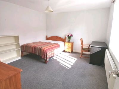 Spacious Clean & Peaceful Renovated  Main Photo