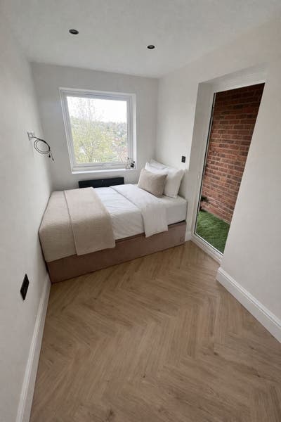 Bright Double Room (Single Bed for Extra Space)  Main Photo